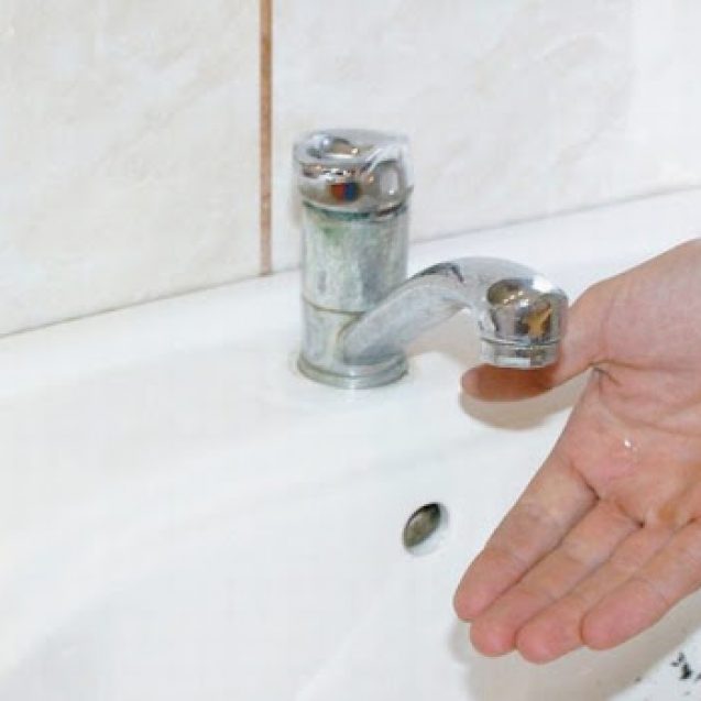 S-au trezit cu apa rece tăiată, deși plătiseră și aveau chitanțe! S-au trezit cu apa rece tăiată, deși plătiseră și aveau chitanțe!