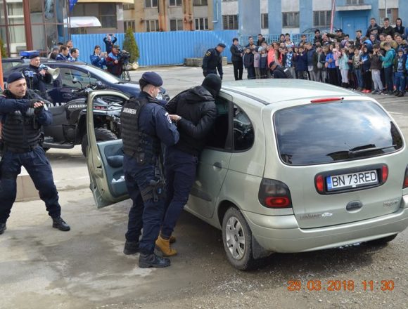 Doi elevi de liceu s-au ales cu dosare penale pentru ”cadoul” de sub brad și distracția din pauză Doi elevi de liceu s-au ales cu dosare penale pentru ”cadoul” de sub brad și distracția din pauză