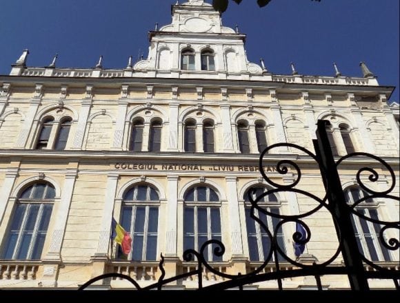 11,5 milioane de euro pentru Colegiul Național „Liviu Rebreanu”. Toate sălile vor avea dotări audio-video de ultimă generație 11,5 milioane de euro pentru Colegiul Național „Liviu Rebreanu”. Toate sălile vor avea dotări audio-video de ultimă generație