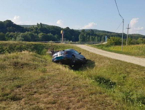 FOTO: A luat-o la sănătoasa prin porumb după ce a lovit două fete pe marginea drumului FOTO: A luat-o la sănătoasa prin porumb după ce a lovit două fete pe marginea drumului