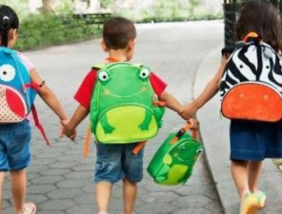 Zeci de copii din Bistriţa, încurajaţi – cu un cadou – să nu renunţe Zeci de copii din Bistriţa, încurajaţi – cu un cadou – să nu renunţe