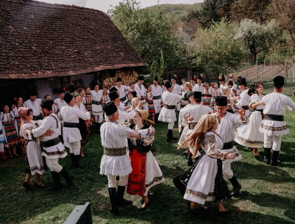 Din bătrâni: O incursiune emoţionantă în profunzimea tradiţiilor româneşti, mâine, la Bistriţa! Din bătrâni: O incursiune emoţionantă în profunzimea tradiţiilor româneşti, mâine, la Bistriţa!