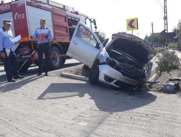 FOTO – Dipșa: A rămas blocată în mașină, după ce s-a oprit direct în capul de pod FOTO – Dipșa: A rămas blocată în mașină, după ce s-a oprit direct în capul de pod