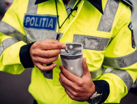 Strada nu este scrumieră! Amenzi usturătoare pentru șoferii care aruncă pe jos chiștoace Strada nu este scrumieră! Amenzi usturătoare pentru șoferii care aruncă pe jos chiștoace