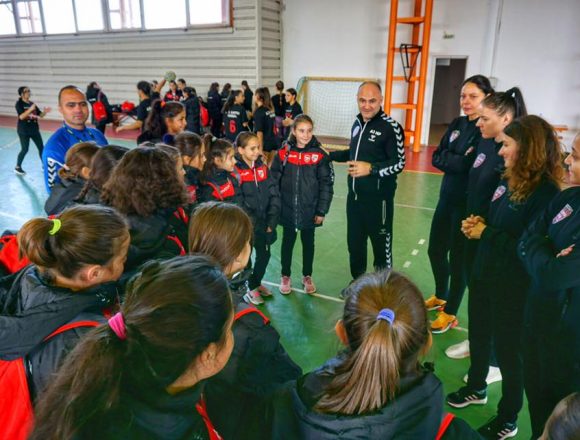 FOTO „Pepinieră” de handbaliste de performanță. Cum au fost convinse aproape 300 de fete să facă sport FOTO „Pepinieră” de handbaliste de performanță. Cum au fost convinse aproape 300 de fete să facă sport