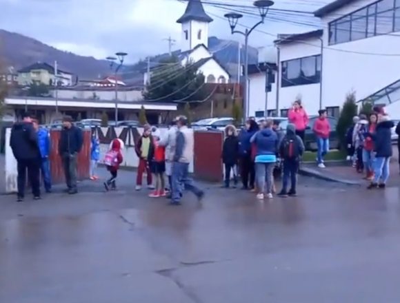Profesorul de sport bătăuș se întoarce la catedră! Zeci de copii și elevi din Șanț protestează Profesorul de sport bătăuș se întoarce la catedră! Zeci de copii și elevi din Șanț protestează