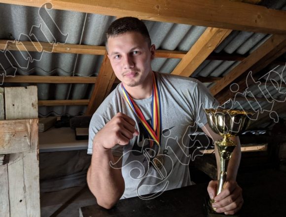 FOTO/VIDEO: S-a pregătit de unul singur și a câștigat aurul! Povestea lui Tibi, autodidact în skandenberg, un sport care nu are susținere în România! FOTO/VIDEO: S-a pregătit de unul singur și a câștigat aurul! Povestea lui Tibi, autodidact în skandenberg, un sport care nu are susținere în România!