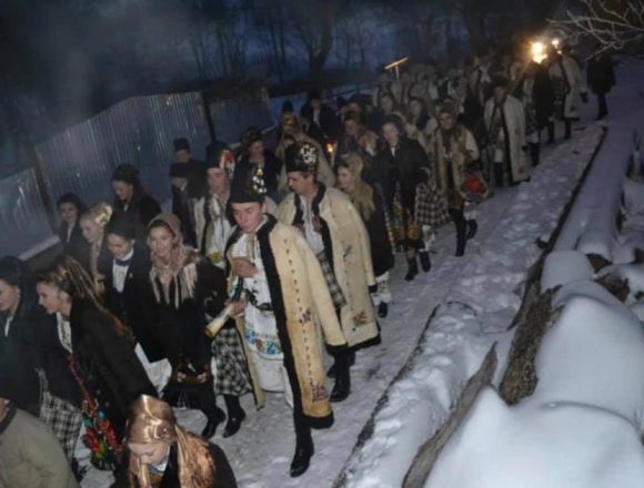 FOTO/VIDEO: Iată vin colindători! Pe ulițele din Căian! Adună bunuri pe care le duc apoi celor nevoiași! FOTO/VIDEO: Iată vin colindători! Pe ulițele din Căian! Adună bunuri pe care le duc apoi celor nevoiași!