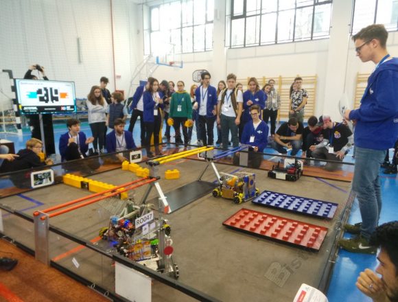 FOTO/VIDEO: Incendiar. Tonic. Energizant: Bistriţa Robotics Demo FOTO/VIDEO: Incendiar. Tonic. Energizant: Bistriţa Robotics Demo