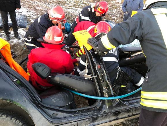 FOTO: Accident în Dumitra. O tânără a rămas încarcerată FOTO: Accident în Dumitra. O tânără a rămas încarcerată