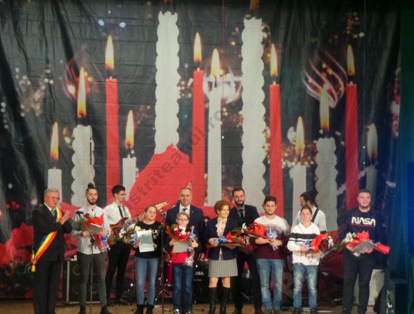 FOTO/VIDEO: Cei mai buni dintre bistriţeni au fost sărbătoriţi şi premiaţi azi de Primăria Bistriţa FOTO/VIDEO: Cei mai buni dintre bistriţeni au fost sărbătoriţi şi premiaţi azi de Primăria Bistriţa