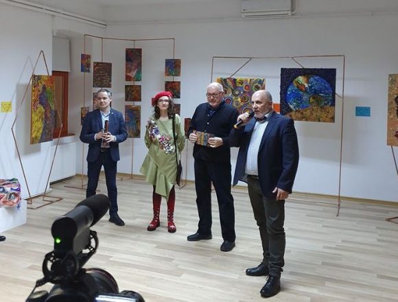 FOTO: O ieșire din vacarmul cotidian. O dezintegrare a ființei umane, aşa cum doar Ştefania Borodi o poate concepe FOTO: O ieșire din vacarmul cotidian. O dezintegrare a ființei umane, aşa cum doar Ştefania Borodi o poate concepe