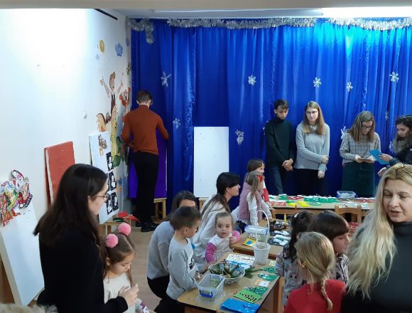 FOTO IMPRESIONANT – Lucrușoare făcute de mânuțe de copii, vândute pentru a-și ajuta o colegă: FOTO IMPRESIONANT – Lucrușoare făcute de mânuțe de copii, vândute pentru a-și ajuta o colegă: