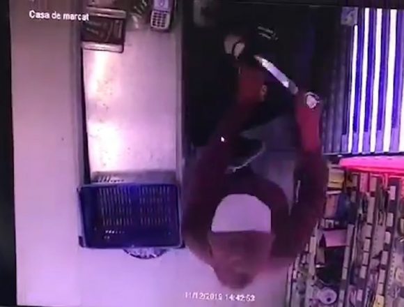 VIDEO EXCLUSIV: Tupeu! Vânzătoare trântită la pământ, cu cuțitul la gât VIDEO EXCLUSIV: Tupeu! Vânzătoare trântită la pământ, cu cuțitul la gât