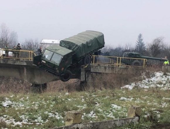 La un pas de tragedie! Un camion al unității militare din Prundu Bârgăului, suspendat pe un pod din Dej La un pas de tragedie! Un camion al unității militare din Prundu Bârgăului, suspendat pe un pod din Dej
