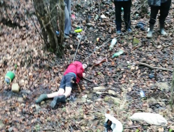 Cioban găsit mort într-o râpă! Cioban găsit mort într-o râpă!