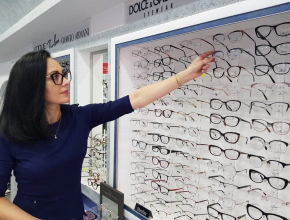 Iana OPTIC. Povestea fetei pe care ochelarii au făcut-o să se îndrăgostească de Bistrița Iana OPTIC. Povestea fetei pe care ochelarii au făcut-o să se îndrăgostească de Bistrița