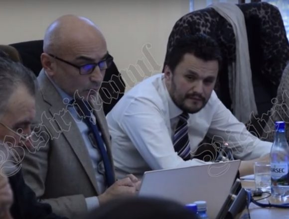 VIDEO – Peteleu despre modificarea organigramei la DSP: Nu văd logica! E pasa-n 3 cu schimb de locuri, ca la handbal! VIDEO – Peteleu despre modificarea organigramei la DSP: Nu văd logica! E pasa-n 3 cu schimb de locuri, ca la handbal!