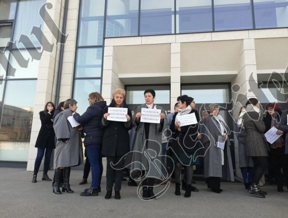 Judecătorii de la Tribunalul Bistrița-Năsăud, de ieri în grevă! „De vină” ar fi eliminarea pensiilor speciale Judecătorii de la Tribunalul Bistrița-Năsăud, de ieri în grevă! „De vină” ar fi eliminarea pensiilor speciale