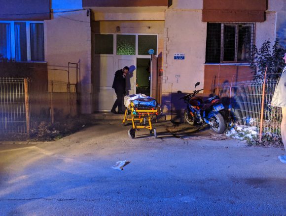VIDEO – GRAV: Un bunic și nepoțelul lui au căzut de la etaj pe casa scării VIDEO – GRAV: Un bunic și nepoțelul lui au căzut de la etaj pe casa scării