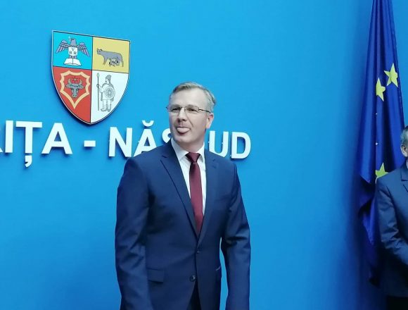 Ne-au dat prefect defect! Umblă cu limba scoasă… Ne-au dat prefect defect! Umblă cu limba scoasă…