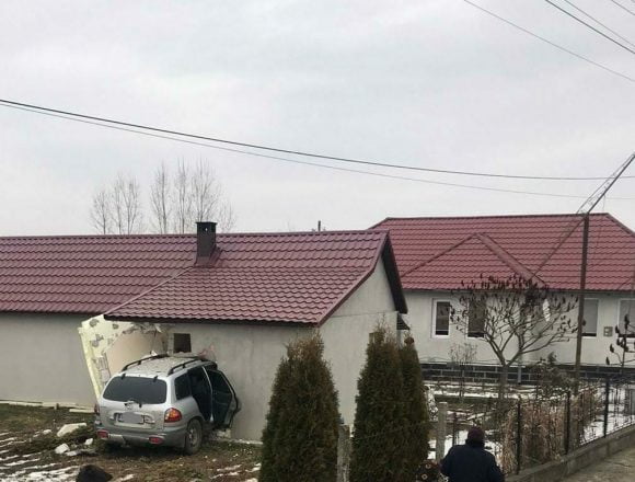FOTO: O începătoare a parcat mașina-n…casa altuia! FOTO: O începătoare a parcat mașina-n…casa altuia!