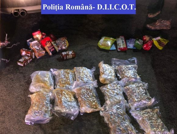 FOTO/VIDEO: Un bărbat și o femeie, prinși în flagrant cu 6 kg de cannabis FOTO/VIDEO: Un bărbat și o femeie, prinși în flagrant cu 6 kg de cannabis