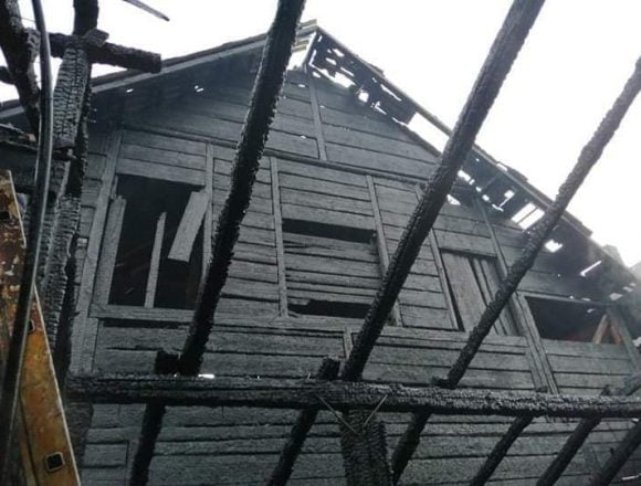 FOTO: Două case și o bucătărie de vară au ars la Măgura Ilvei FOTO: Două case și o bucătărie de vară au ars la Măgura Ilvei