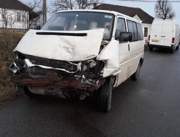 FOTO: N-a adaptat viteza în curbă și a lovit mașina care venea din sensul opus FOTO: N-a adaptat viteza în curbă și a lovit mașina care venea din sensul opus