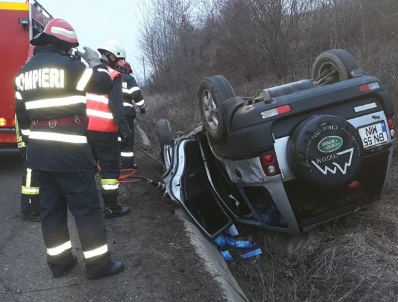 FOTO: S-au răsturnat cu mașina și o persoană a rămas blocată! FOTO: S-au răsturnat cu mașina și o persoană a rămas blocată!