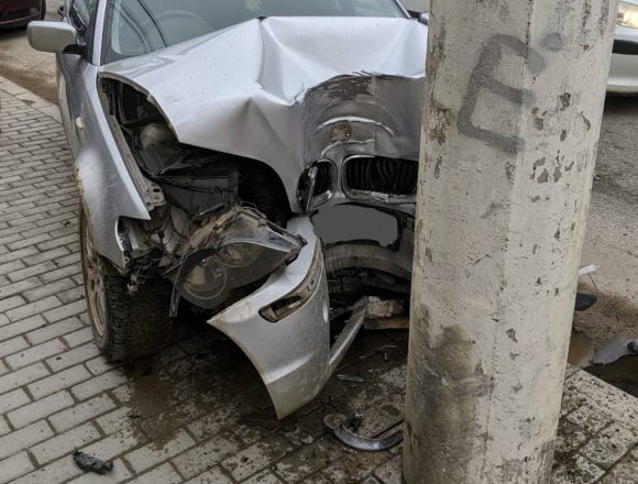 A virat fără să se asigure și a provocat un accident A virat fără să se asigure și a provocat un accident