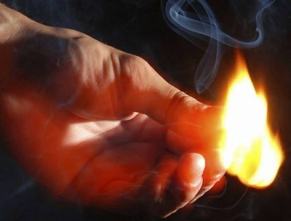 Și-a dat foc, de nervi pe polițiștii locali! Și-a dat foc, de nervi pe polițiștii locali!