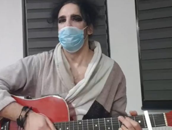 VIDEO. Cel mai tare imn pentru Coronavirus, compus de un bistrițean: „Crezi că dacă îți pui mască, nu o să te recunoască…?! Fuuugi!” VIDEO. Cel mai tare imn pentru Coronavirus, compus de un bistrițean: „Crezi că dacă îți pui mască, nu o să te recunoască…?! Fuuugi!”
