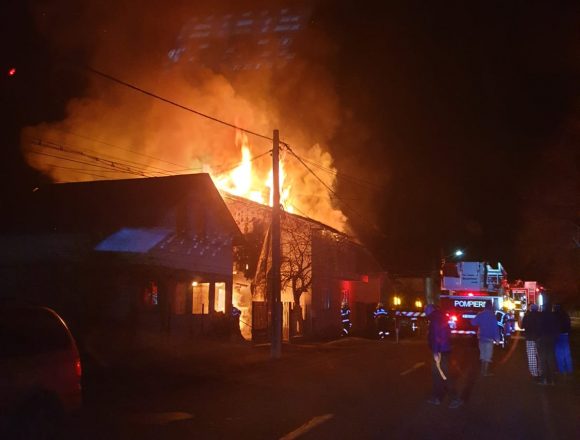 AJUTAȚI! O mamă și patru copii mici au rămas FĂRĂ NIMIC, după incendiul de azi-noapte! AJUTAȚI! O mamă și patru copii mici au rămas FĂRĂ NIMIC, după incendiul de azi-noapte!