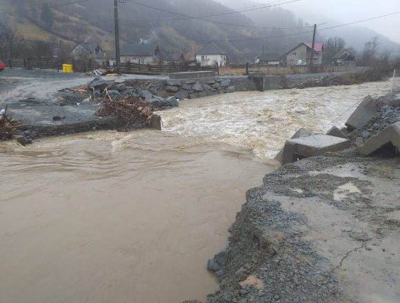 Râul Ilva, în creștere din cauza precipitațiilor! Un pod, inundat! Râul Ilva, în creștere din cauza precipitațiilor! Un pod, inundat!