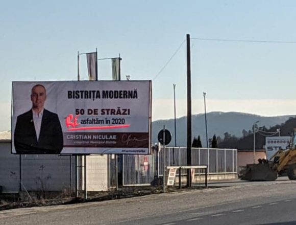 WONDERLAND: Nu-i mai ajunge Facebook-ul să se admire! S-a întins pe panouri! WONDERLAND: Nu-i mai ajunge Facebook-ul să se admire! S-a întins pe panouri!