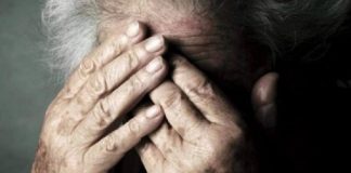 I-a rupt coastele și i-a ”spart” fața în bătaie concubinei sale de 70 de ani! Agresorul, trimis după gratii!