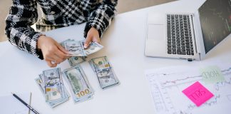 Credite luate cu informații false și bani dați pentru investiții inexistente: Cum a dat o femeie din Uriu un tun de peste 300.000 de lei