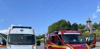 NĂSĂUD: Mașină intrată în cutie de gaz. Un bebeluș de 6 luni, printre victime