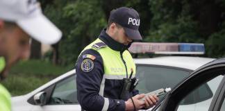 Un tânăr reținut și doi șoferi – cu dosar penal. Unul, de băut ce era, a lovit cu mașina un indicator și o mașină parcată