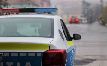 Inconștiență la volan, de Crăciun: Doi tineri au căzut din portbagajul unei mașini! Șoferul era băut