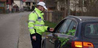 Bistrițeni aproape de comă alcoolică, la volan! Unul avea și permisul anulat