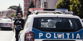 BISTRIȚA: Mașina unei femei, proiectată într-un indicator rutier! Accidentul, provocat de un bărbat fără permis
