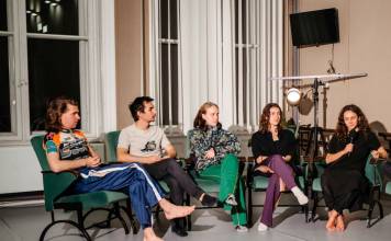 VIDEO – Patru tineri pasionați de dans contemporan, coordonați de coregrafa Bianca Bor, ne pregătesc un spectacol special: Cu ce i-a surprins Bistrița