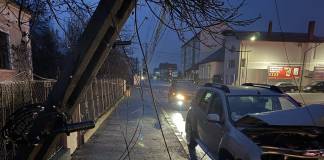 FOTO/VIDEO: Un polonez ar fi lovit un stâlp de electricitate, în Năsăud, și ar fi fugit de la locul accidentului