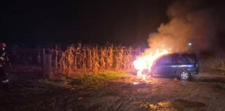 BECLEAN: Autoturism în flăcări, pe strada Primăverii