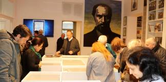 FOTO: Biblia tipărită la Veneția, în 1475, expusă la Casa Colecțiilor, alături de alte volume rare. „Sute de ani aceste cărți au fost ascunse și tăinuite”