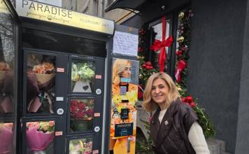 Primul tonomat de flori a ajuns în Bistrița, pe Decebal, la Florăria PARADISE Younique Boutique