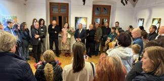 FOTO – Artista și profesoara Ștefania Borodi expune la Casa cu Lei: Eternul feminin gătit de sărbătoare, „seducător prin grație și molipsitor prin optimismul său”