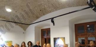 FOTO – Artista și profesoara Ștefania Borodi expune la Casa cu Lei: Eternul feminin gătit de sărbătoare, „seducător prin grație și molipsitor prin optimismul său”